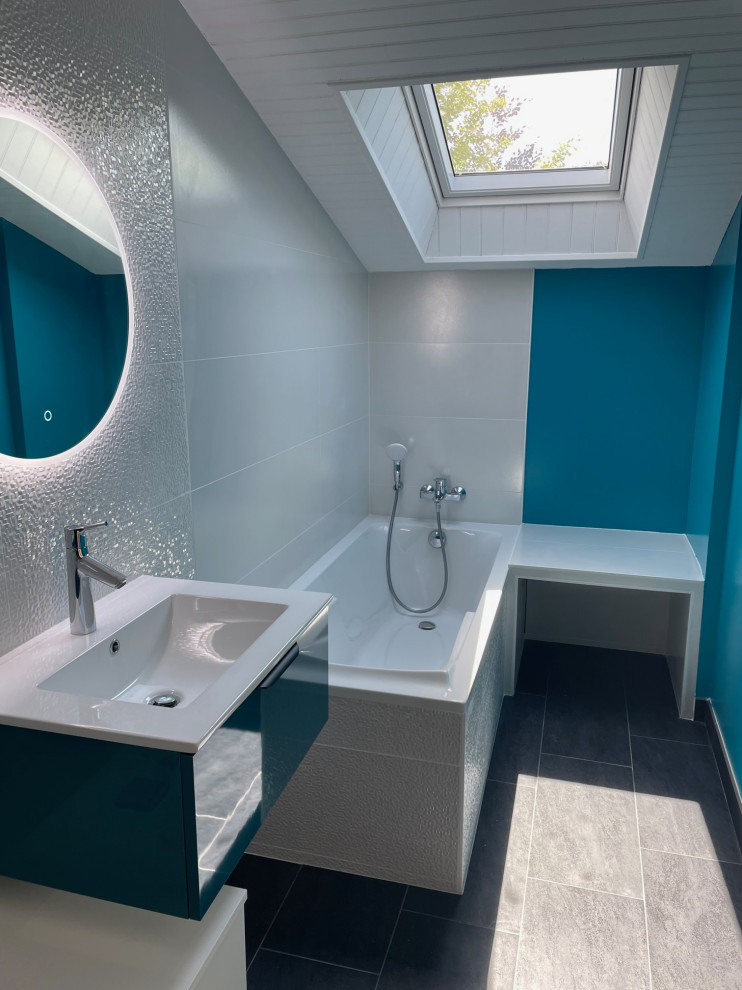 Inspiration for a small modern kids bathroom in Nantes with an undermount tub, a curbless shower, tile benchtops, white benchtops and a double vanity.