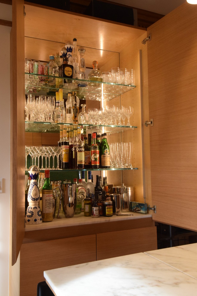 Photo of a mid-sized midcentury home bar in New York.