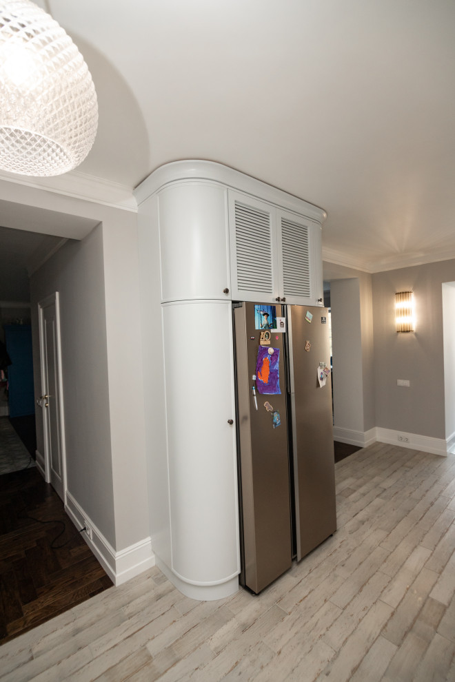 Светлая кухня с деревянными элементами