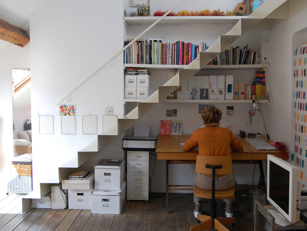 Photo of a contemporary home office in Brussels with white walls, dark hardwood floors and a freestanding desk.