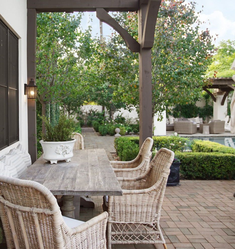 Stylish Manor Outdoor dining space Patio Phoenix by H. Ryan