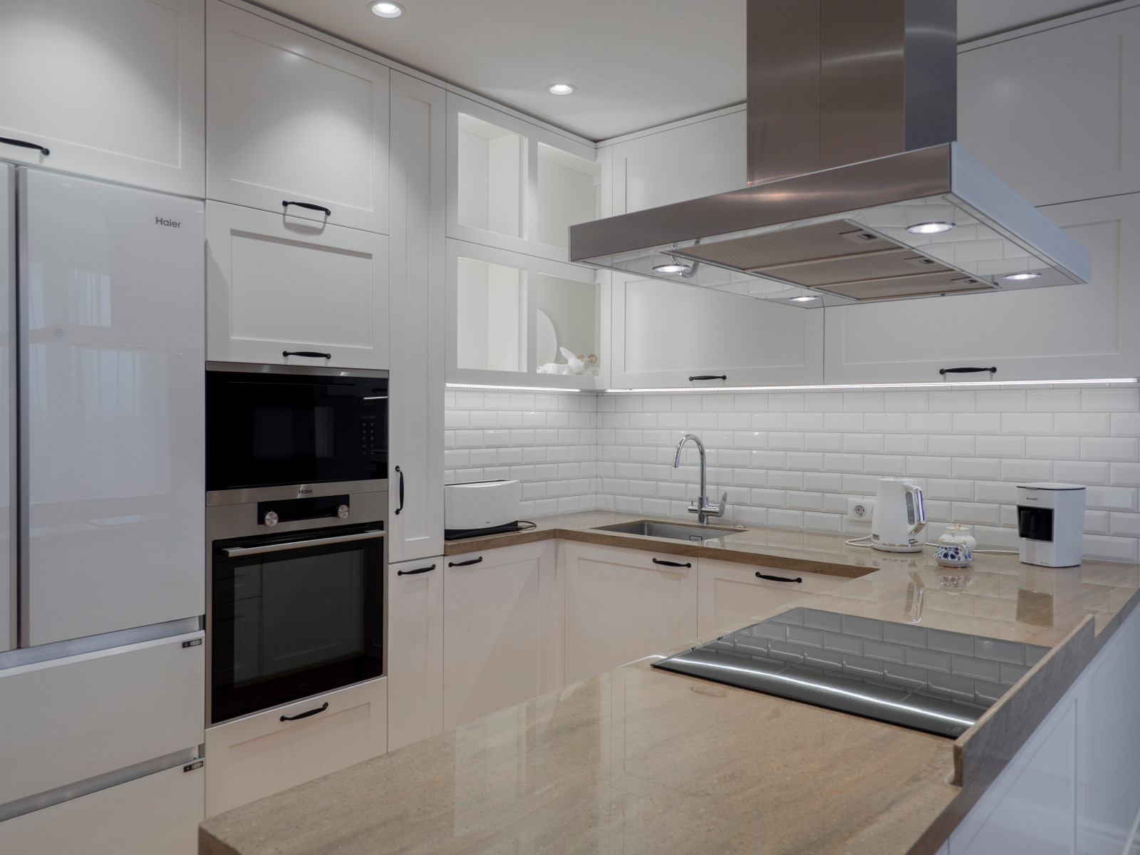 Стильная неоклассическая кухне в белом цвете