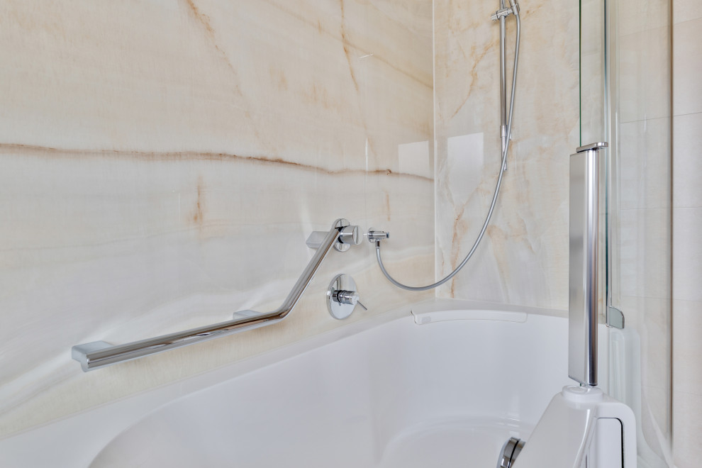 Идея дизайна: ванная комната в классическом стиле с мраморной плиткой и напольной тумбой