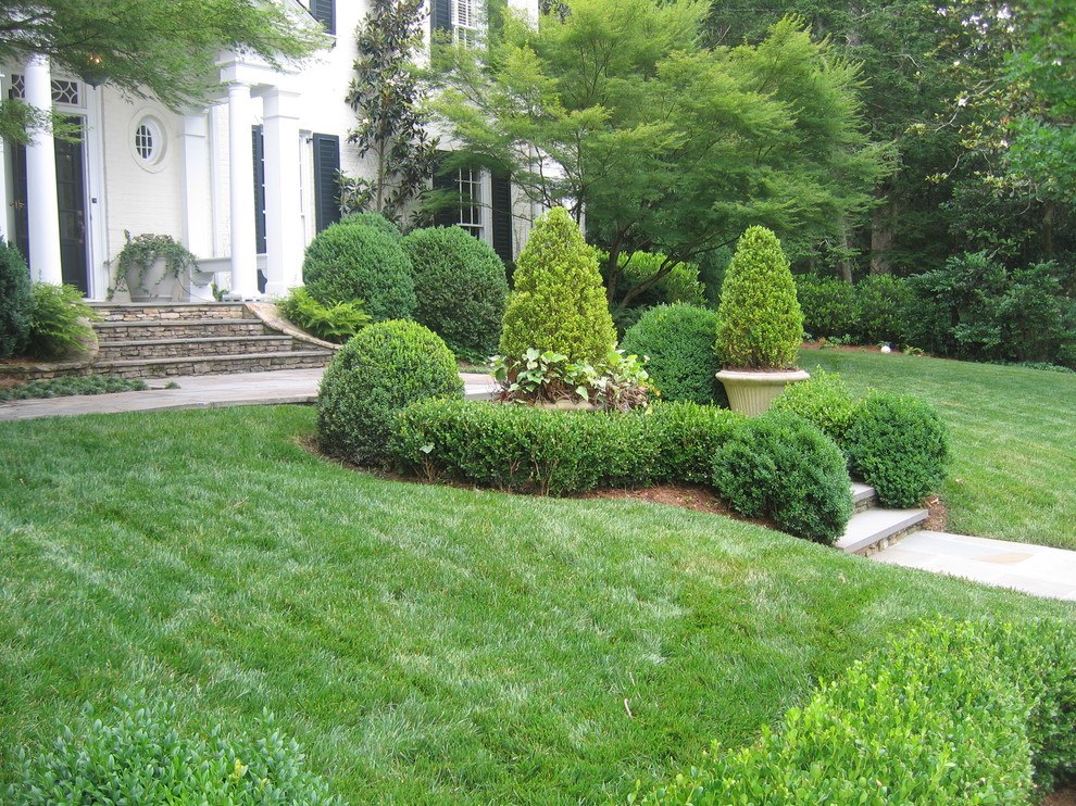 Large contemporary front yard full sun formal garden in Atlanta with natural stone pavers.