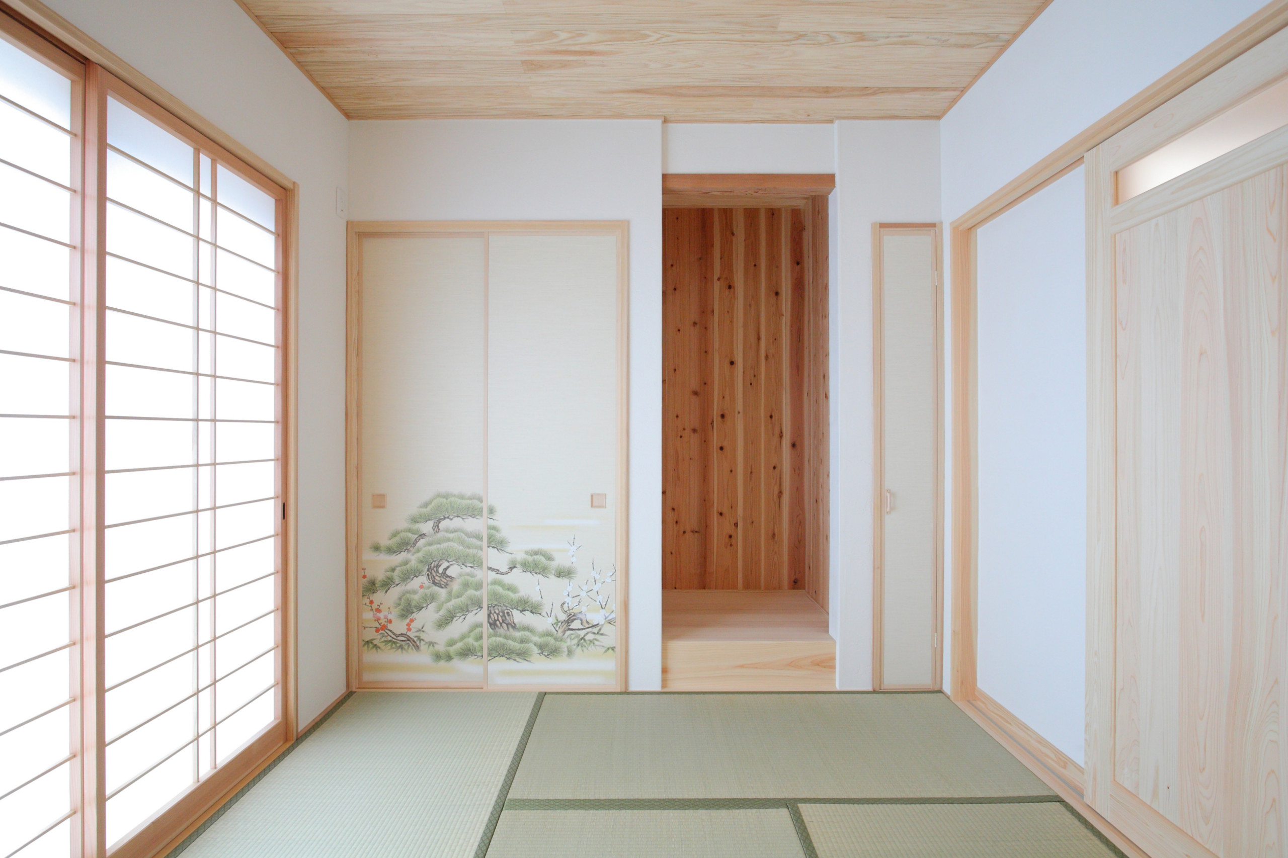 『朱の和室』が印象的な天然木の家