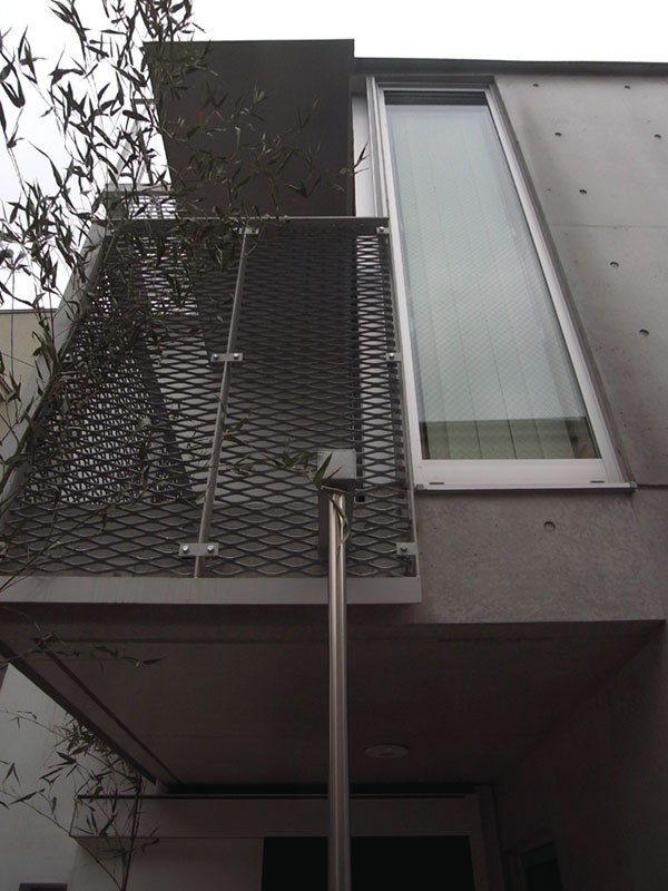 東京23区にある小さなインダストリアルスタイルのおしゃれな三階建ての家 (コンクリートサイディング) の写真