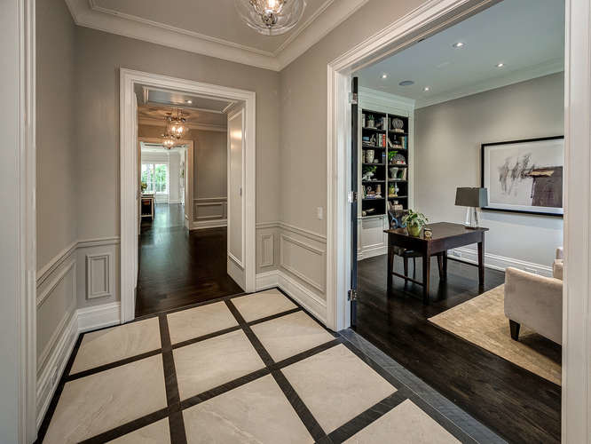 Transitional hallway photo in Toronto