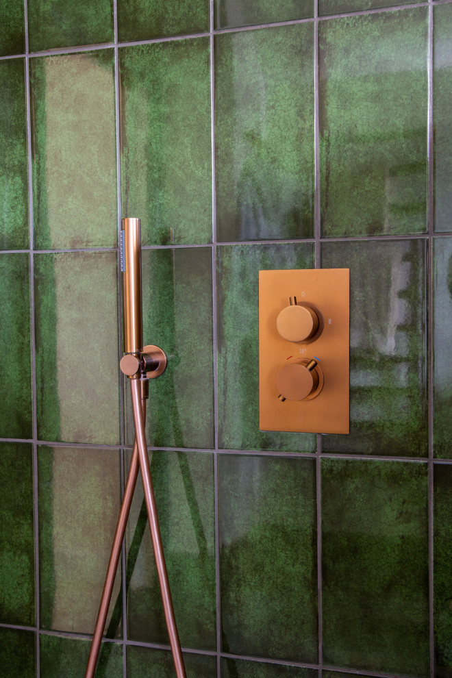 Cette image montre une petite salle de bain principale design avec une douche ouverte, un carrelage vert, des carreaux de porcelaine, un sol en carrelage de porcelaine, un sol vert et aucune cabine.
