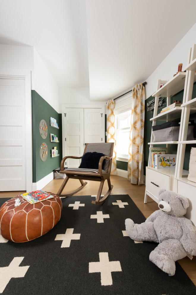 Idee per una cameretta per bambini da 1 a 3 anni tradizionale di medie dimensioni con pareti multicolore, parquet chiaro e pavimento marrone