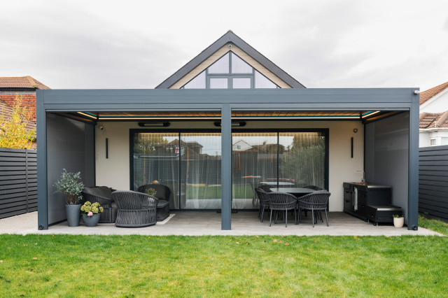 Bioclimatic Retractable Pergola modern-terrace