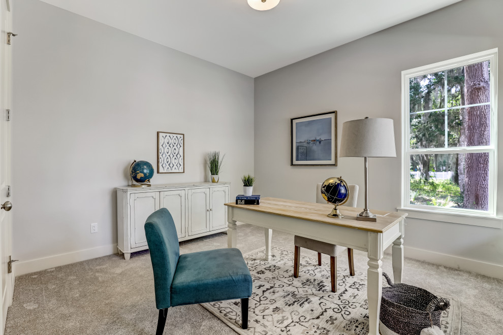 На фото: кабинет среднего размера в стиле модернизм с серыми стенами, ковровым покрытием и отдельно стоящим рабочим столом