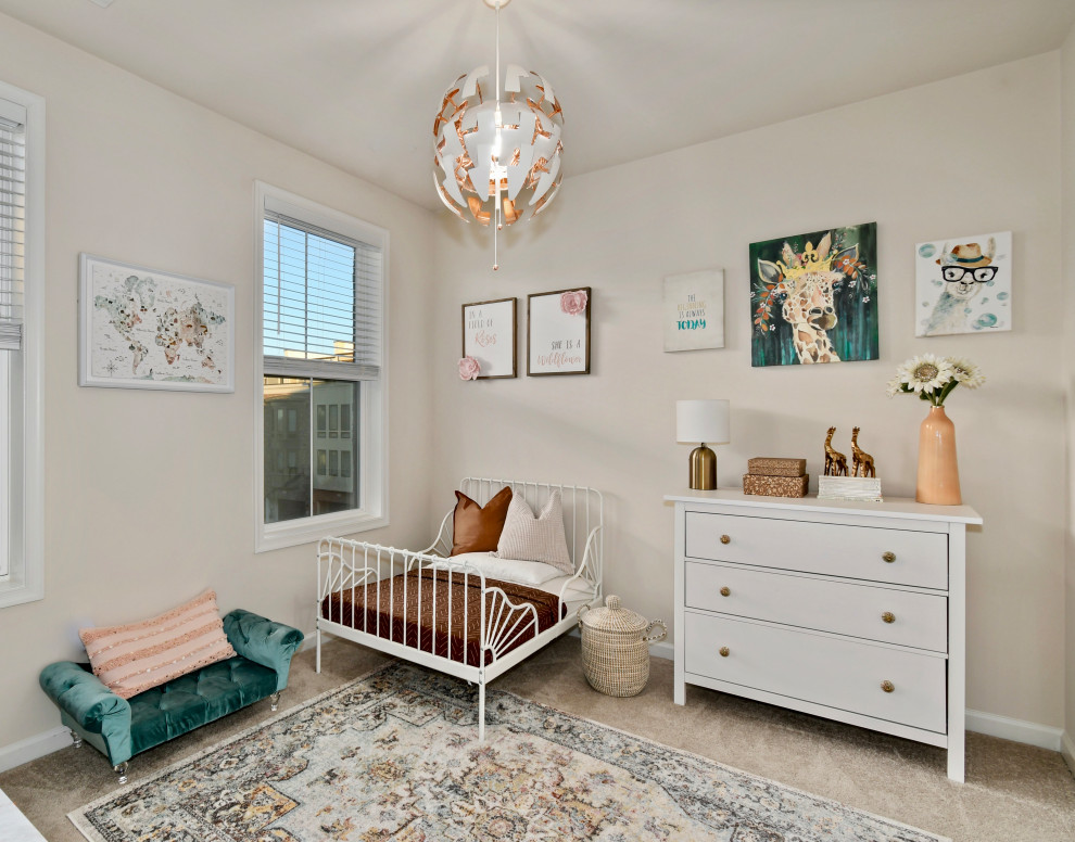 Inspiration för ett mellanstort vintage barnrum kombinerat med sovrum, med beige väggar, heltäckningsmatta och beiget golv