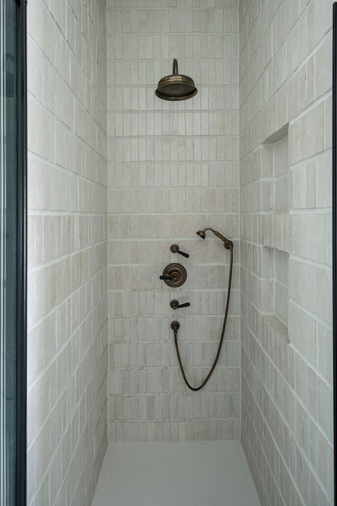 Immagine di una stanza da bagno tradizionale con top in marmo