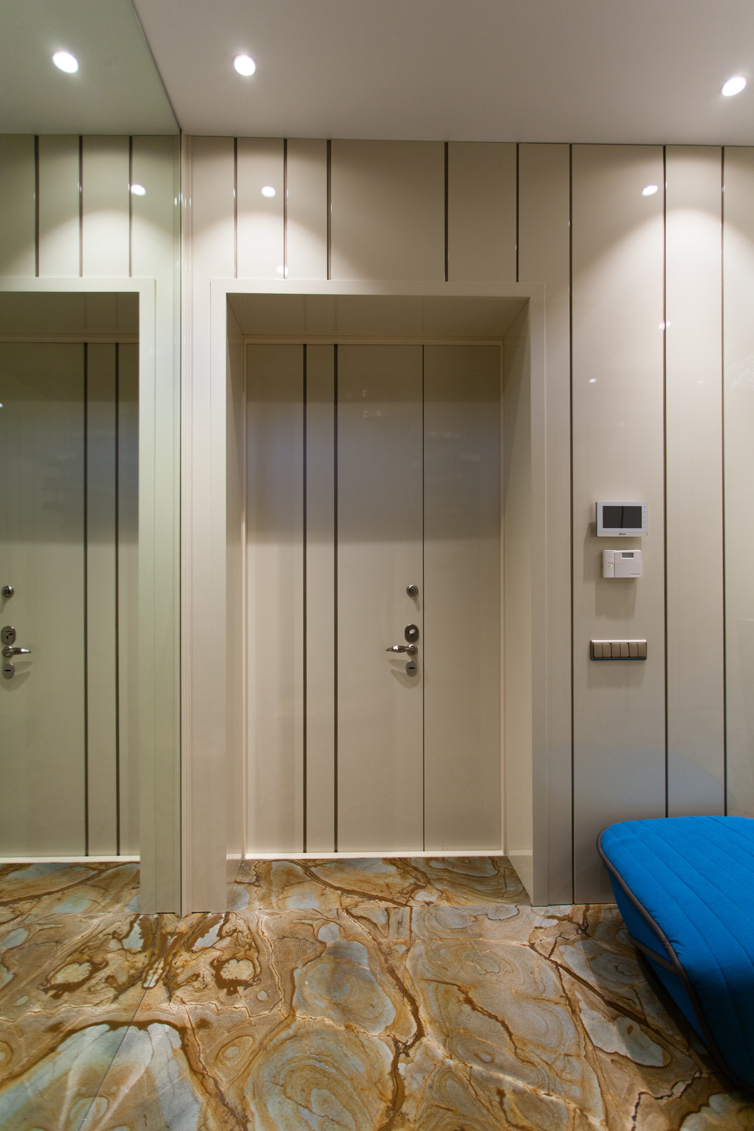 Глянцевая прихожая в пентхаус в самом центре Москвы