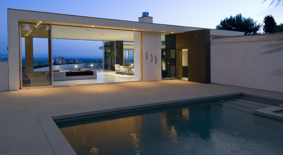 This is an example of a modern one-storey exterior in Los Angeles.
