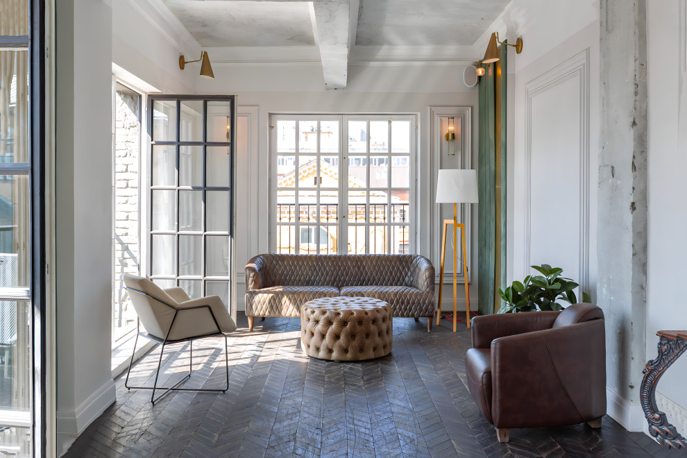 Immagine di un atelier stile shabby di medie dimensioni con pareti grigie, pavimento in mattoni, pavimento marrone e travi a vista
