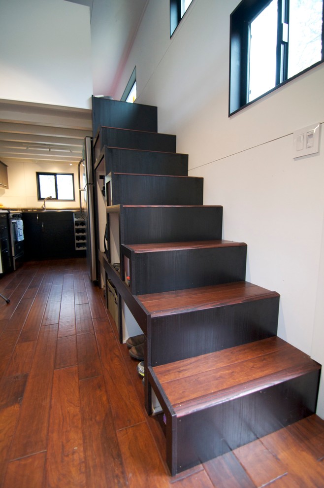 Idée de décoration pour un petit escalier minimaliste.