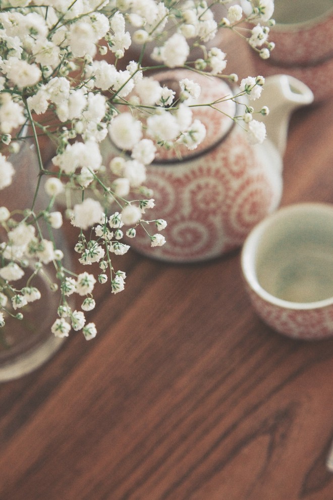 Diseño de comedor romántico de tamaño medio abierto sin chimenea con paredes beige, suelo de madera en tonos medios y suelo marrón