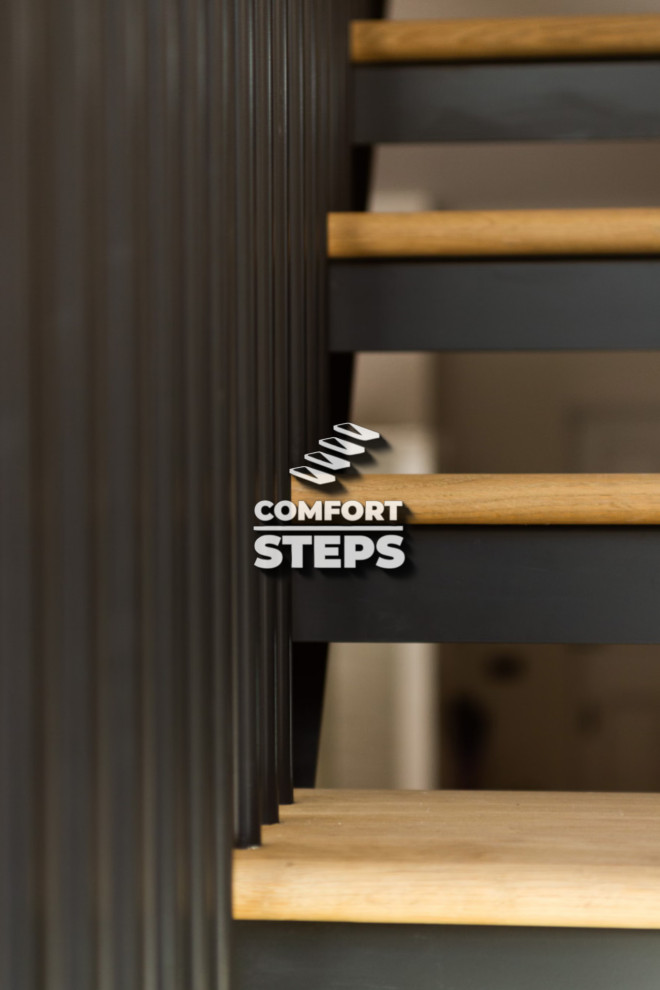 Лестница на металлическом каркасе c ясеневыми ступенями и черными стойка