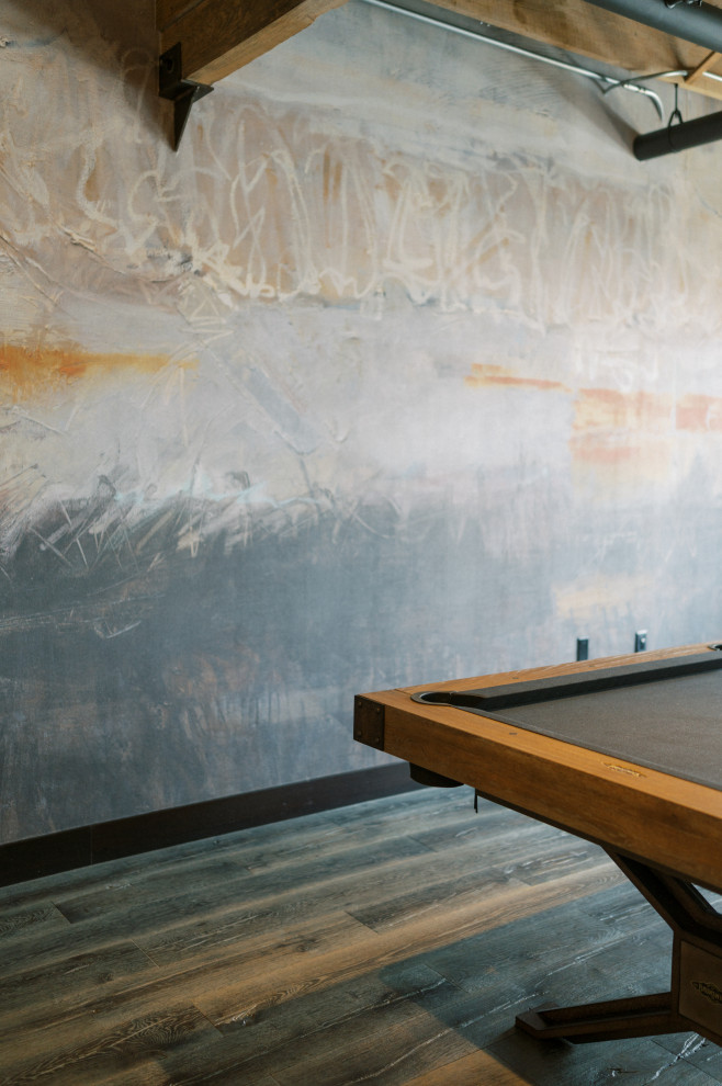 シーダーラピッズにある高級な中くらいなモダンスタイルのおしゃれな独立型ファミリールーム (ゲームルーム、濃色無垢フローリング、マルチカラーの壁、茶色い床、表し梁、壁紙) の写真