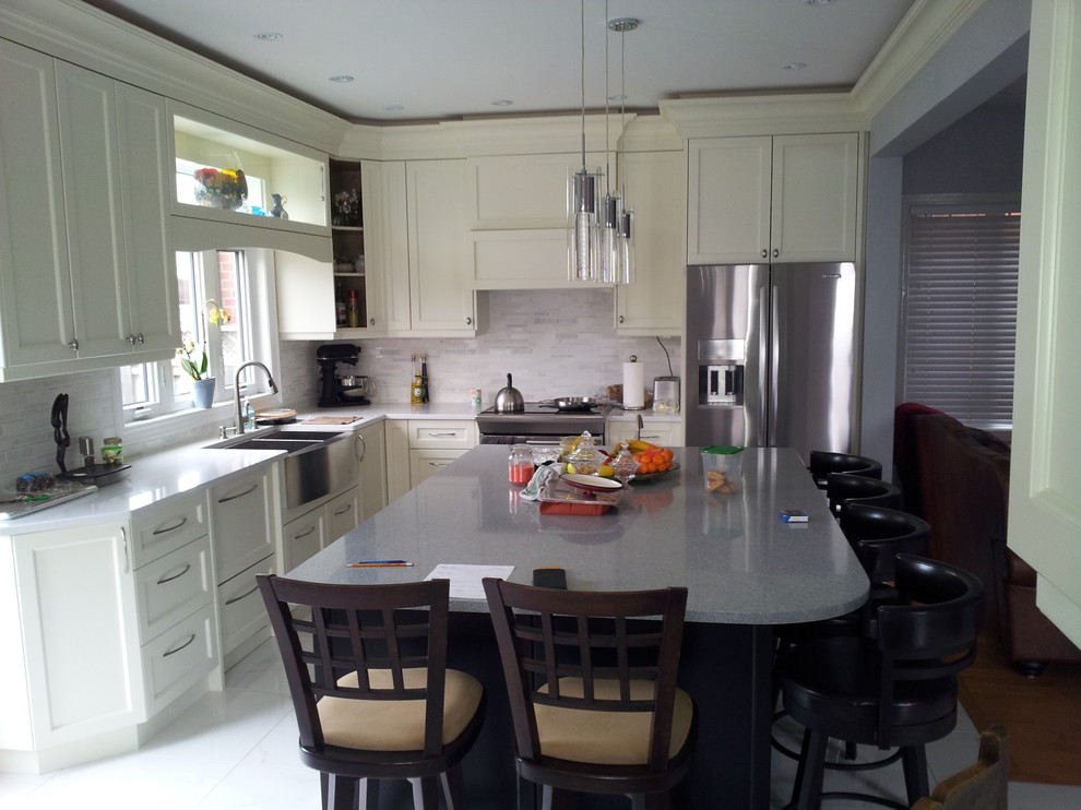 Kitchen - transitional kitchen idea in Toronto
