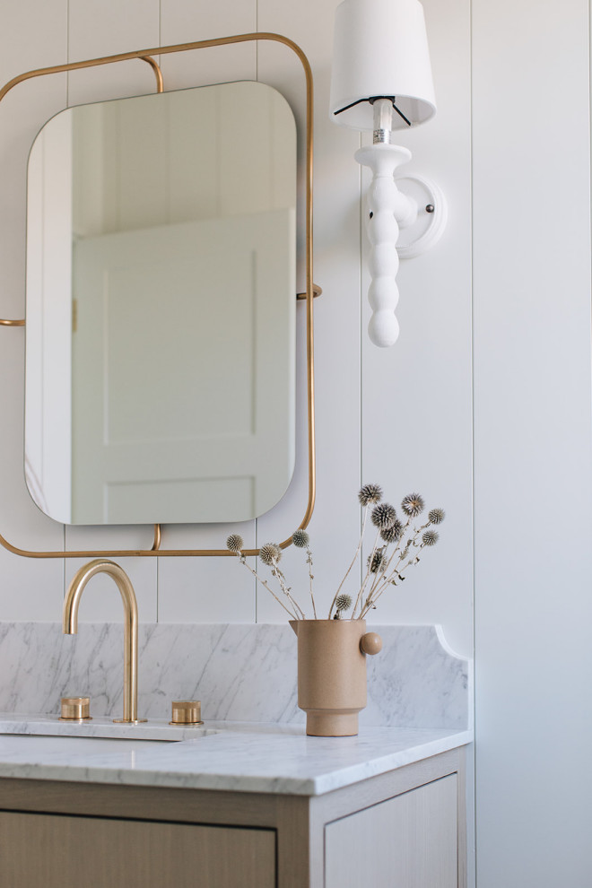 Example of a transitional home design design in Chicago
