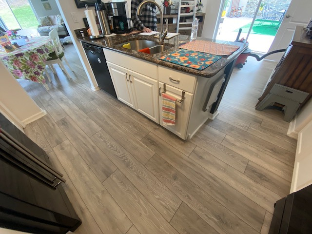 Example of a mid-sized u-shaped eat-in kitchen design with raised-panel cabinets, white cabinets, laminate countertops and a peninsula