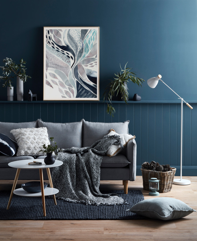 Свежая идея для дизайна: маленькая изолированная гостиная комната в скандинавском стиле с синими стенами, паркетным полом среднего тона и панелями на части стены для на участке и в саду - отличное фото интерьера
