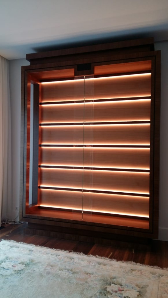 Шкаф-витрина из ореха