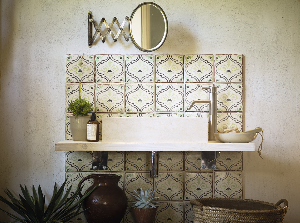 Пример оригинального дизайна: ванная комната в средиземноморском стиле с керамической плиткой
