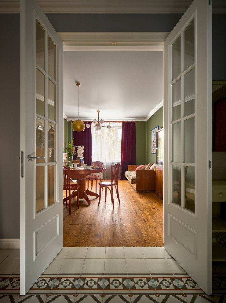 Kleiner Stilmix Eingang mit Korridor, grauer Wandfarbe, Porzellan-Bodenfliesen, Einzeltür, dunkler Holzhaustür, buntem Boden, eingelassener Decke und Tapetenwänden in Jekaterinburg