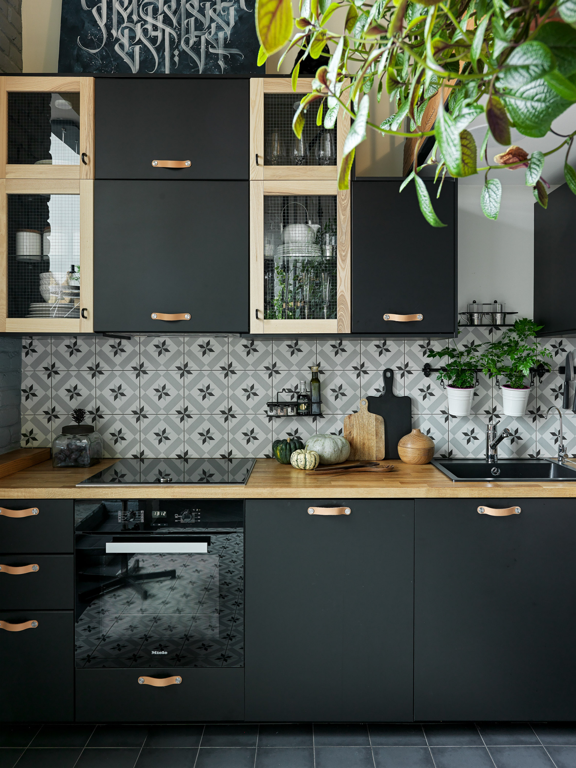 13 Inspiring Solid Kitchen Backsplashes