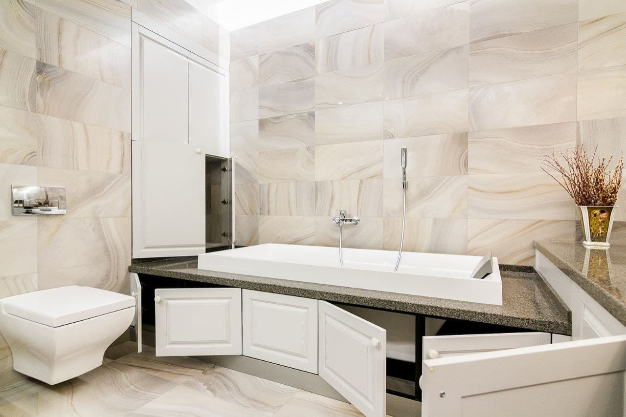 Мебель в ванную комнату с экраном под ванну