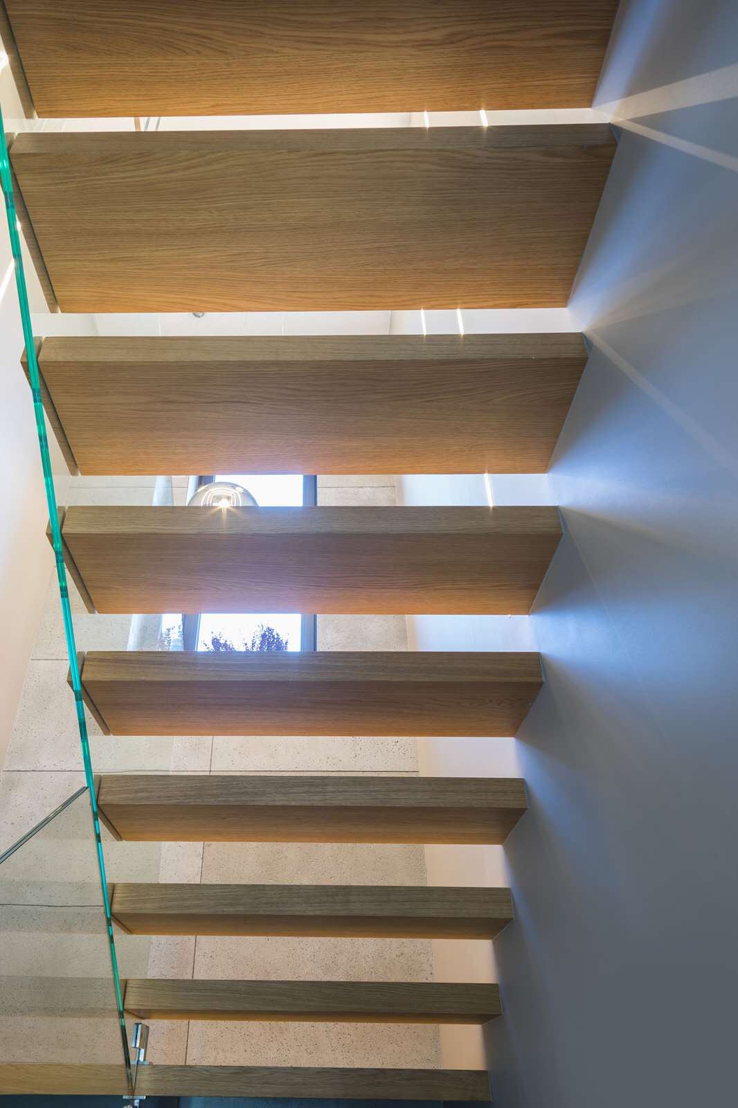 Консольная лестница в загородном доме