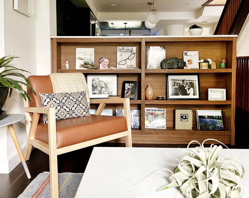 Cette image montre un salon minimaliste avec un mur blanc, un sol en bois brun, un poêle à bois, un téléviseur indépendant, un sol marron et un plafond décaissé.