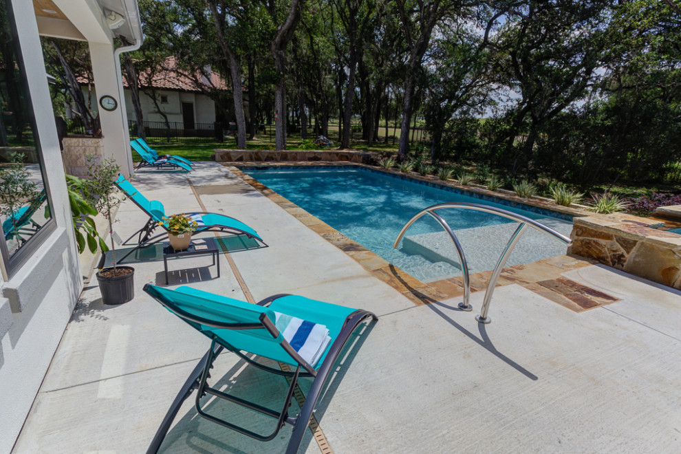Hot tub - mid-sized transitional backyard rectangular natural hot tub idea in Austin with decking