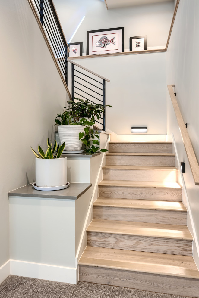 Réalisation d'un escalier design en U de taille moyenne avec des marches en bois, des contremarches en bois et un garde-corps en matériaux mixtes.