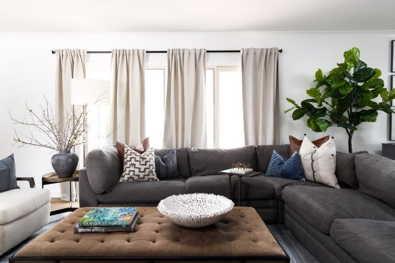Example of a transitional home design design in Phoenix
