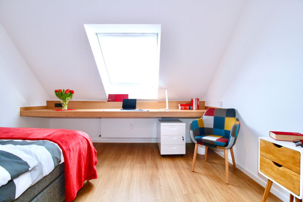 Kleines Modernes Schlafzimmer mit Laminat in Düsseldorf