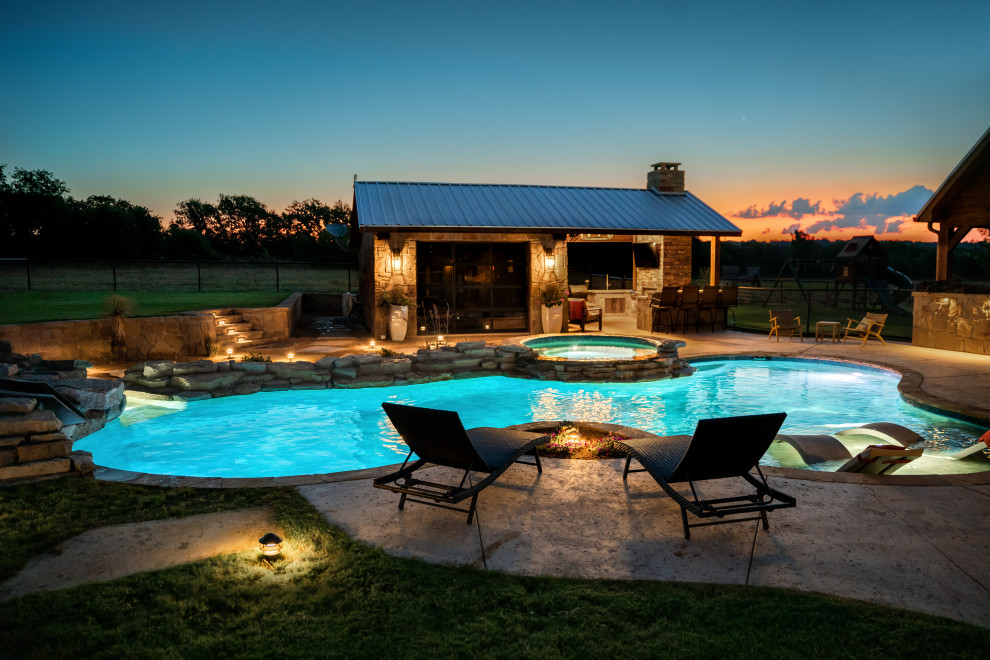 Mittelgroßer Uriger Pool hinter dem Haus in individueller Form mit Betonplatten in Dallas