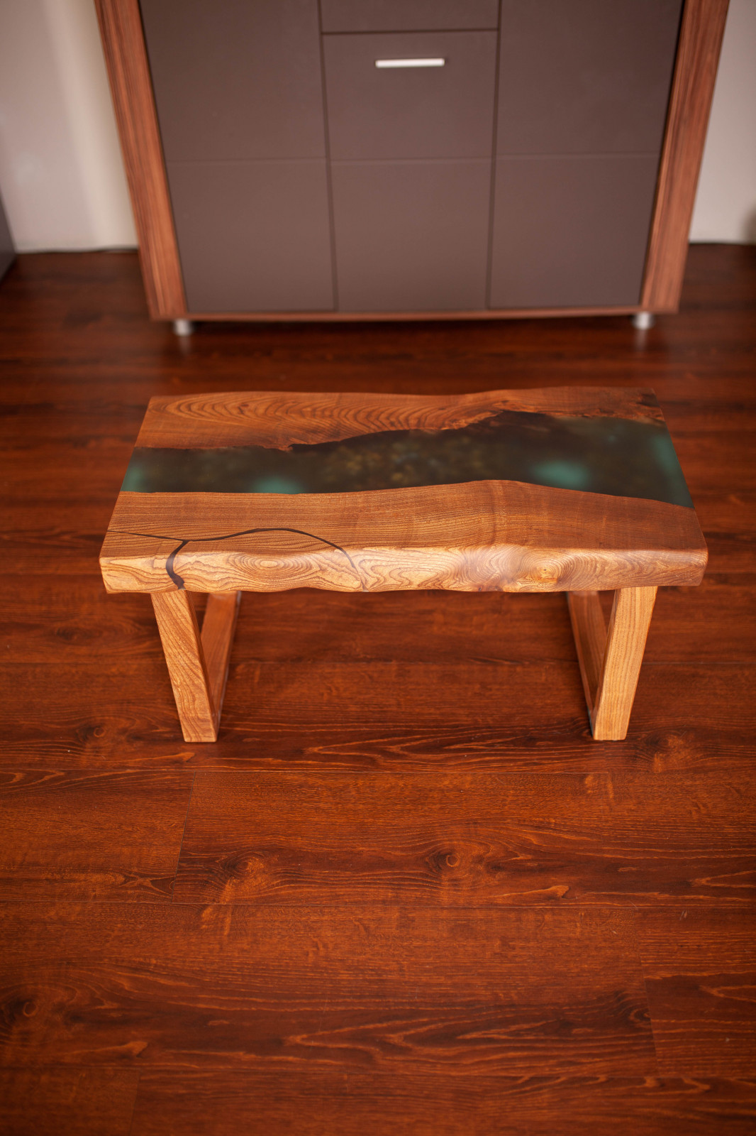 Журнальный стол из массива карагача