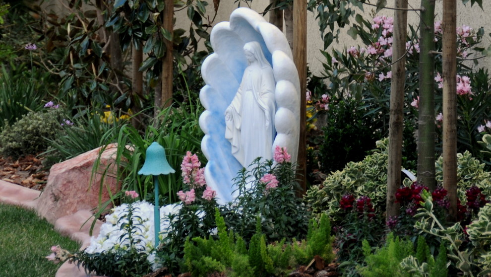 Design ideas for a mid-sized traditional backyard formal garden in Las Vegas.