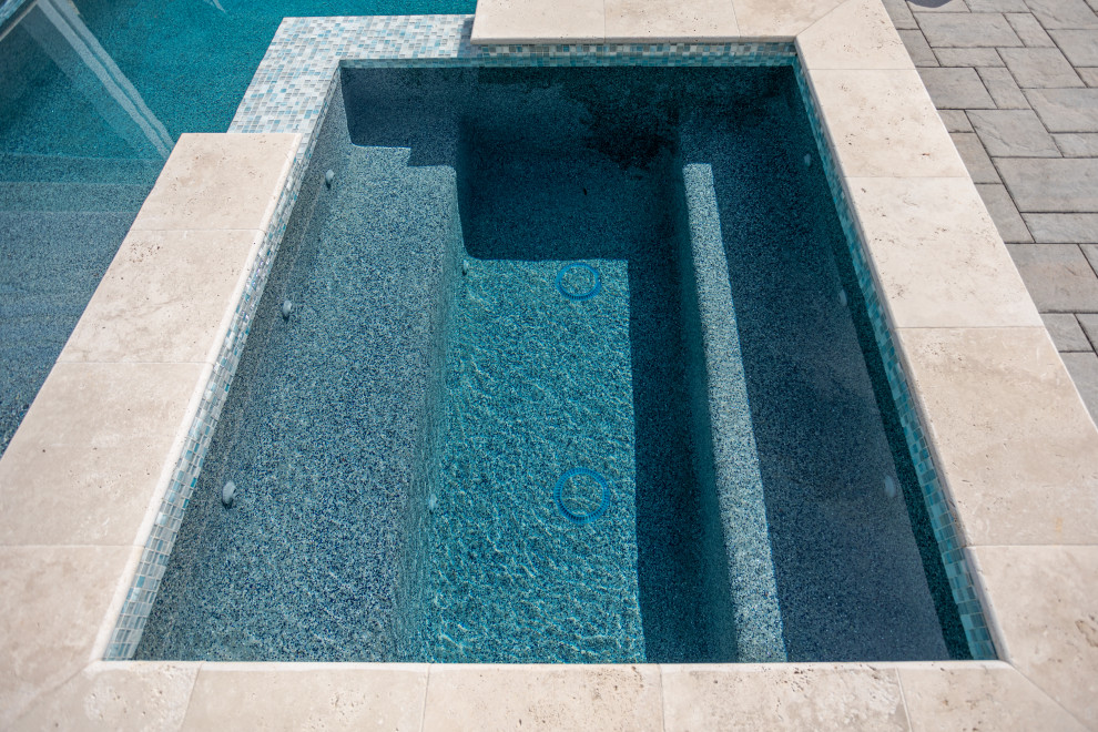 Idee per una piscina contemporanea rettangolare di medie dimensioni e dietro casa con pavimentazioni in cemento