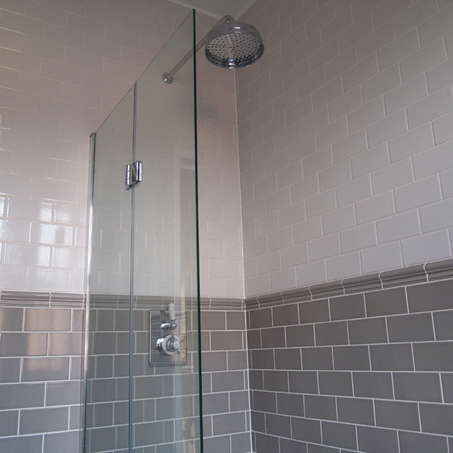 Foto di una piccola stanza da bagno padronale classica con vasca sottopiano, vasca/doccia, WC monopezzo, piastrelle grigie, piastrelle diamantate, pareti bianche e pavimento con piastrelle in ceramica