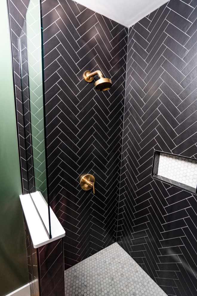 Стильный дизайн: ванная комната среднего размера в стиле модернизм с душем в нише, черной плиткой, зелеными стенами, полом из винила, душевой кабиной и душем с распашными дверями - последний тренд