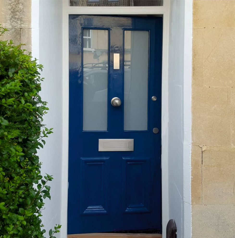Стильный дизайн: прихожая в классическом стиле с одностворчатой входной дверью и синей входной дверью - последний тренд