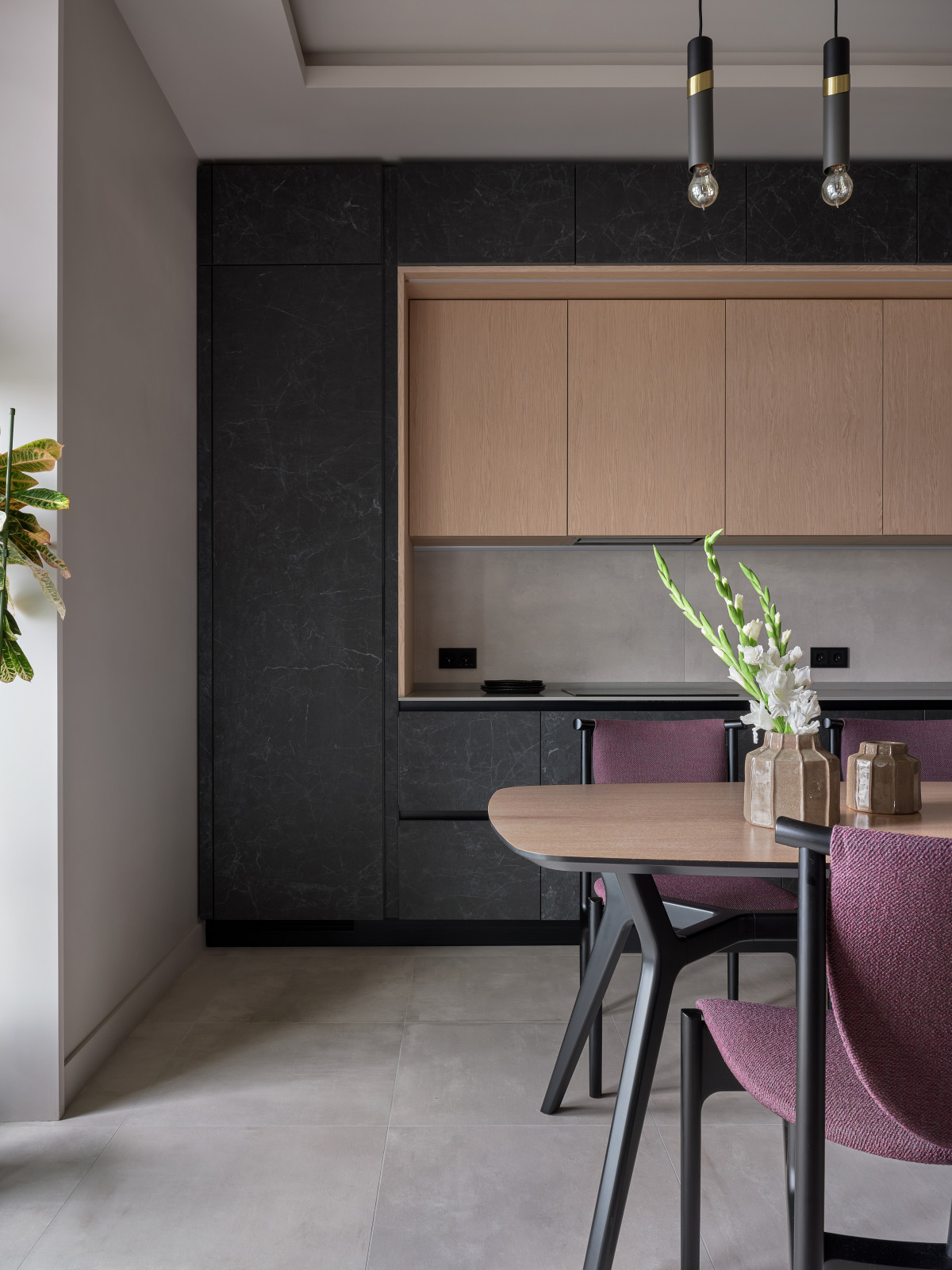 Современный интерьер с фиолетовыми акцентами