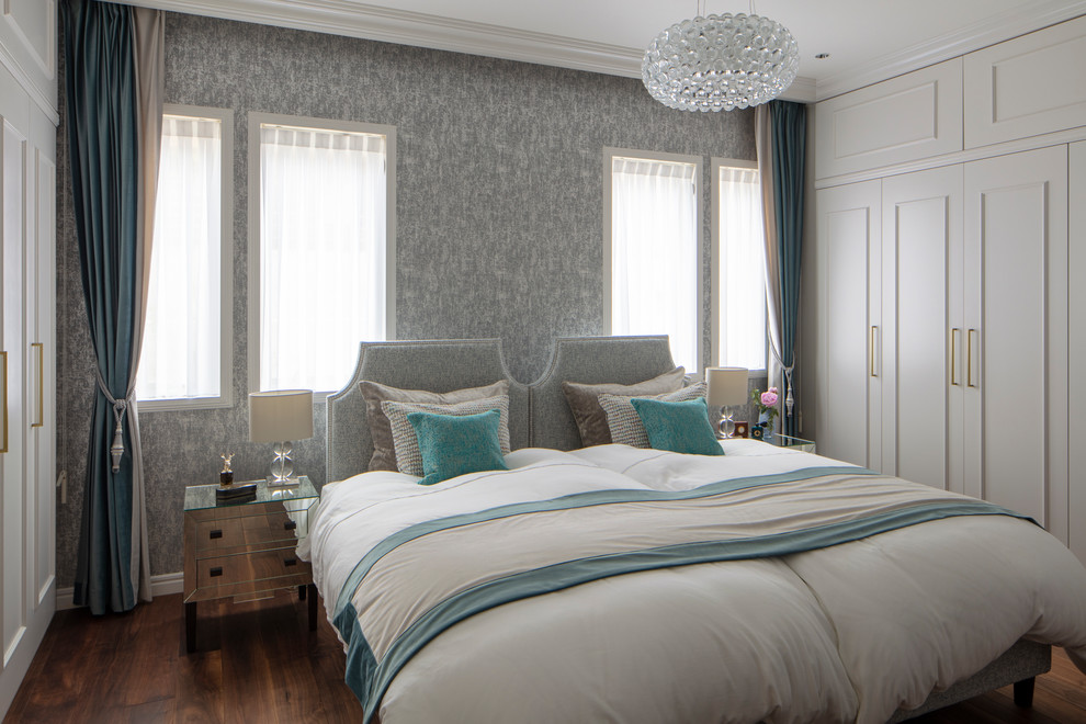 Стильный дизайн: спальня в викторианском стиле с серыми стенами, паркетным полом среднего тона и коричневым полом - последний тренд
