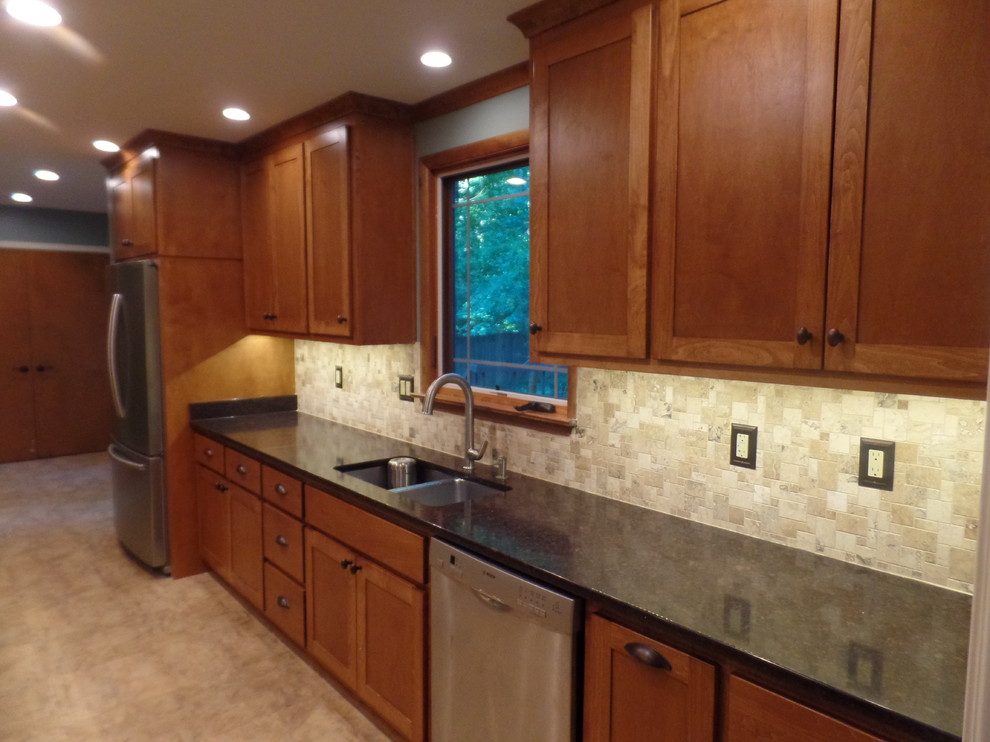 Eat-in kitchen - mid-sized transitional galley eat-in kitchen idea with an undermount sink, shaker cabinets, medium tone wood cabinets, quartz countertops, multicolored backsplash, travertine backsplash, colored appliances and no island