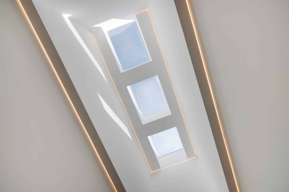 Example of a transitional home design design in Toronto